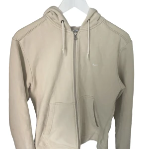 Vintage Nike Hoodie Beige - Vintage Nike hoodie som är beige och som jag själv skulle säga passar som en S✅
