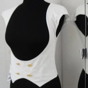 Mycket snygg vit underkorsett topp - (kan ej skicka fler bilder eller visa hur den ser ut på) 🎀Vintage märke 🎀storlek S. helt ny oanvänd. det är en underkorsett /topp. möts i stockholm eller fraktar 🖤