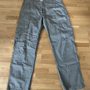 Cargobyxa - Ett par cargobyxor från dressman i storlek 36-32