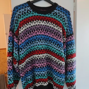 Stickad tröja L/Xl - Säljer en stickad tröja i vad jag tror är storlek L eller XL för män (den är hemmagjord så finns ingen tagg)