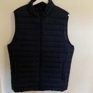 Väst - Tja, säljer min mörk blåa/marinblåa väst från Jack and Jones som jag aldrig använder. Köptes för 500, säljer för 250. Använd 1 gång. Topp skick. Priset kan diskuteras. Har du några funderingar så är de bara att höra av dig, mvh Carl.