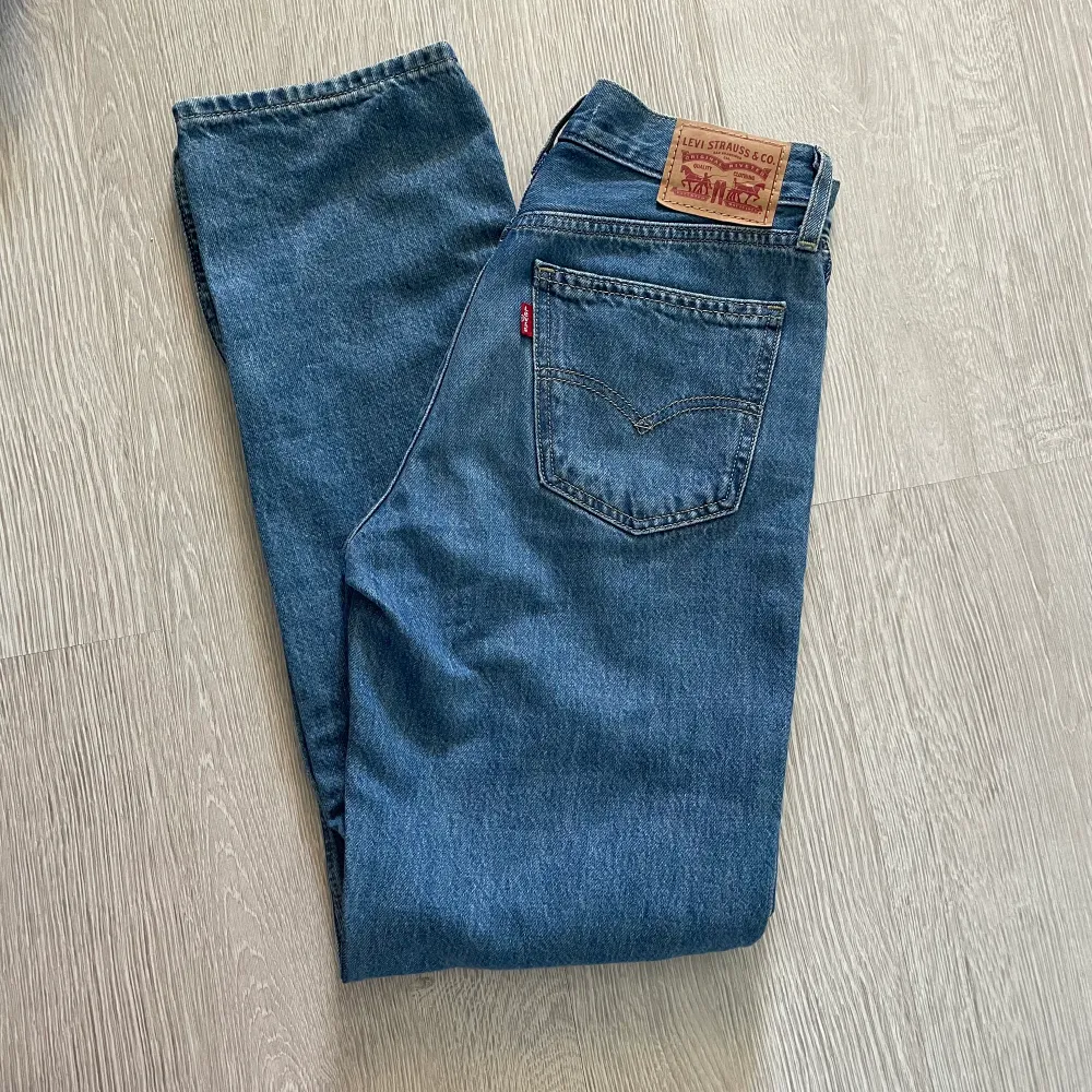 Levi’s low prow straight jeans i ljusblå (bra skick - se bilder). Passform enligt sista bilden (lånad). Strl 24 :). Jeans & Byxor.
