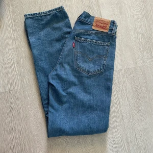 Levi’s low pro - Levi’s low prow straight jeans i ljusblå (bra skick - se bilder). Passform enligt sista bilden (lånad). Strl 24 :)