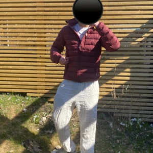 Parajumper jacka  - Vinröd super skön parajumper jacka köpt på kidsbrandstore för 3200kr säljer för 1000kr. Riktigt tunn så den är perfekt för våren eller kalla sommarkvällar🙌🏾 strl S i vanlig strl