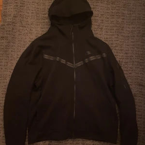 Nike tech - 8/10 skick, använd några gånger. 8/10 skick, använd några gånger. Säljer för att den är lite för stor. Är även öppen för byte om du har en likadan i storlek L. 