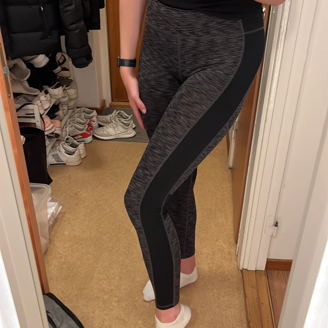 Gråmelerade träningstights med svart detalj längs sidorna - 90