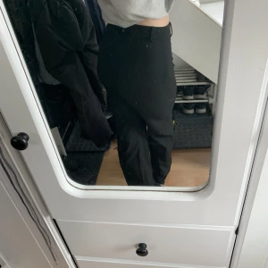 Kostymbyxor  - Helt oanvända kostymbyxor från pull & bear, bra skick och beställda från zalando.