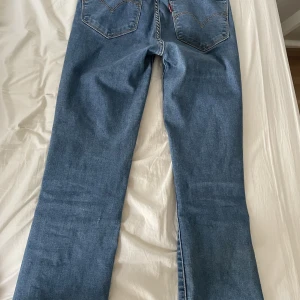 Levis jeans - Jätte fina jeans i nyskick. Säljer pågrund av att dem har blivit försmå. Den är mid rise och i storlek  24.