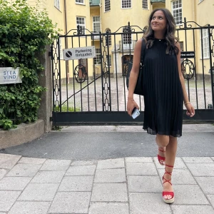 Svart klänning  - Jätte snygg svart klänning från H&M!! Endast använd 1 gång❤️‍🔥