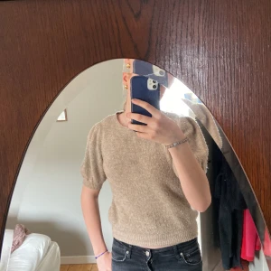 Kortärmad stickad tröja - Säljer min fina tröja ifrån vero Moda! Passar mig som har S/M. Den har dock en väldigt liten fläck på framsidan som inte märks så mycket men pågrund av den kan priset diskuteras💗💗