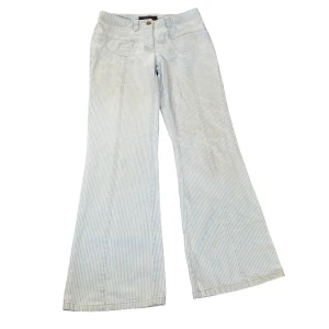 Lowwaisted pants  - Utvidgade byxor i vitt med små ljusblå ränder på. Lågmidjade och i 100% bomull. 