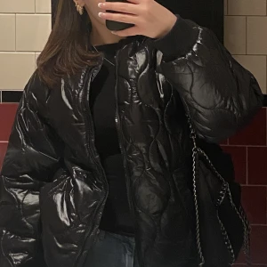 vårjacka  - Säljer denna superfina quiltade vårjackan pga hetsigt köp❤️Den är i Xxs men är extremt oversized så den sitter som M på mig som vanligtvis har S i kläder. Skriv gärna privat för frågor eller funderingar💗💗