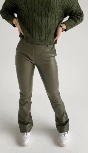 Mörkgröna skinn byxor  - Säljer nu dessa mörkgröna skinnbyxor då dem tyvär inte passade mig. Helt slutsålda på hemsidan. Helt nya och aldrig använda  Prislapp kvar! Nypris 499 kr.   Pris kan diskuteras!