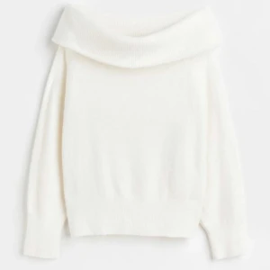 Stickad vit off shoulder tröja - Endast använd någon enstaka gång och är i storlek xs/s