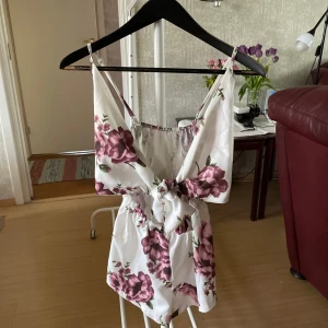 Vit blommig playsuit - Vit blommig playsuit  Storlek S/36 Använt skick