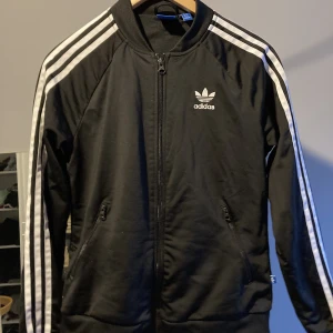 Adidas kofta - Storlek 38 i nyskick.