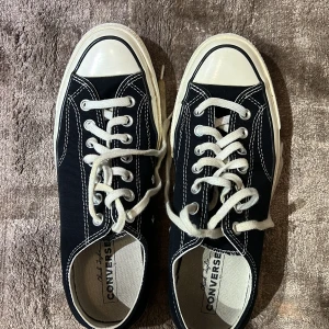Converse i nyskick - Låga svarta converse i nyskick! Super fina! Priset är exklusive frakten. Tyvärr för små för mig så jag säljer.