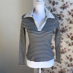 Randig tröja - Svart vit randig tröja, det står att den är strlk xl, men den sitter som en s-m🤍⭐️📦