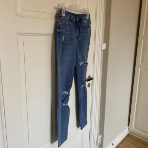 Slitna jeans från Missguided  - Säljer ett par snygga jeans från Missguided. I fint skick. Storlek 36. Med slitningar. Sinner High waist authentic skinny heter modellen.  