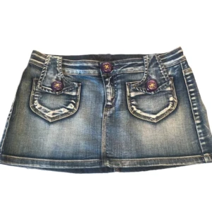 Jeanskjol mini - Skitcool thriftad minikjol💕 passar en S. Midja: 80cm, Längd: 29 cm