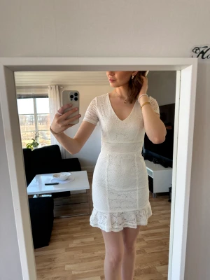 Vit klänning (använd på skolavslutning 1 gång) - Nyskick, använt den i 3 timmar. Osynlig dragkedja i sidan.  Ta hänsyn till att jag är 182, därav den kortare passformen och att midjan är hög på mig. Finns i Gävle eller så står köparen för frakt😄