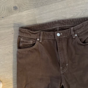 Bruna wide leg jeans - Jätte fina wide leg bruna jeans med vit söm, bra skick 