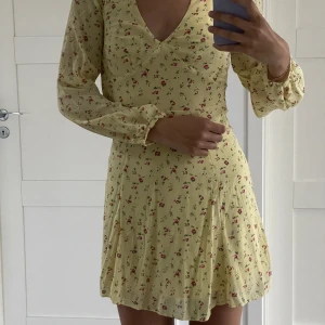 & Other Stories klänning - Vackraste klänning från & Other Stories 💛 Framstår bra och har nästan inte varit använt 