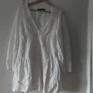 Zara klänning  - Jätte gullig zara klänning🤍👗 Bara använd en gång ! säljer den för den fick ingen användning efter konfan💗 köpte den för 600kr 