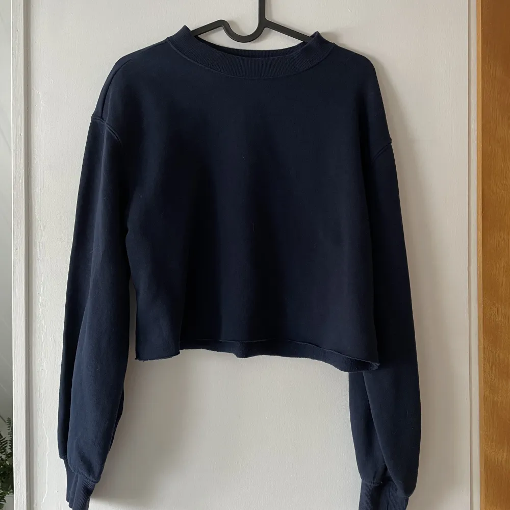 • Marinblå croppad sweatshirt • Strl M • Aldrig använd endast testad . Toppar.