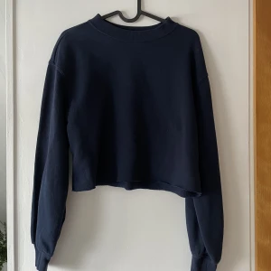 Croppad sweatshirt  - • Marinblå croppad sweatshirt • Strl M • Aldrig använd endast testad 