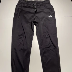 The north face trackpants - Svarta northface byxor som säljs för att dem blivit för små 