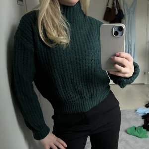 Stickad skogsgrön tröja 🌲 - Superfin men kommer inte till användning tyvärr 🦋🌲💛
