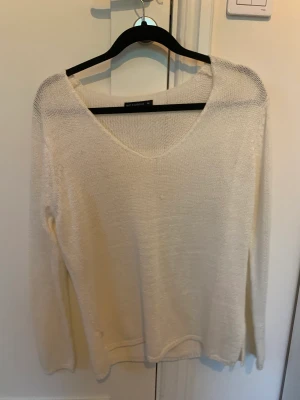 Stickad tröja - Fin vit stickad tröja. Jättebra skick. Pris kan diskuteras 