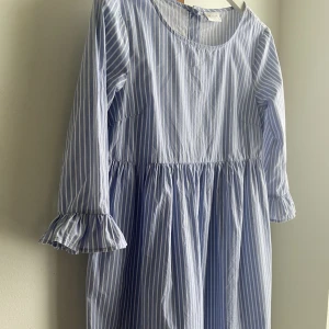 Klänning - Säljer denna super söta och fina klänningen i storlek 34/xs💙🤍 Aldrig använd 