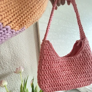 Rosa väska  - Rosa väska köpt från Monki. Aldrig använd 💓super fin till sommaren 