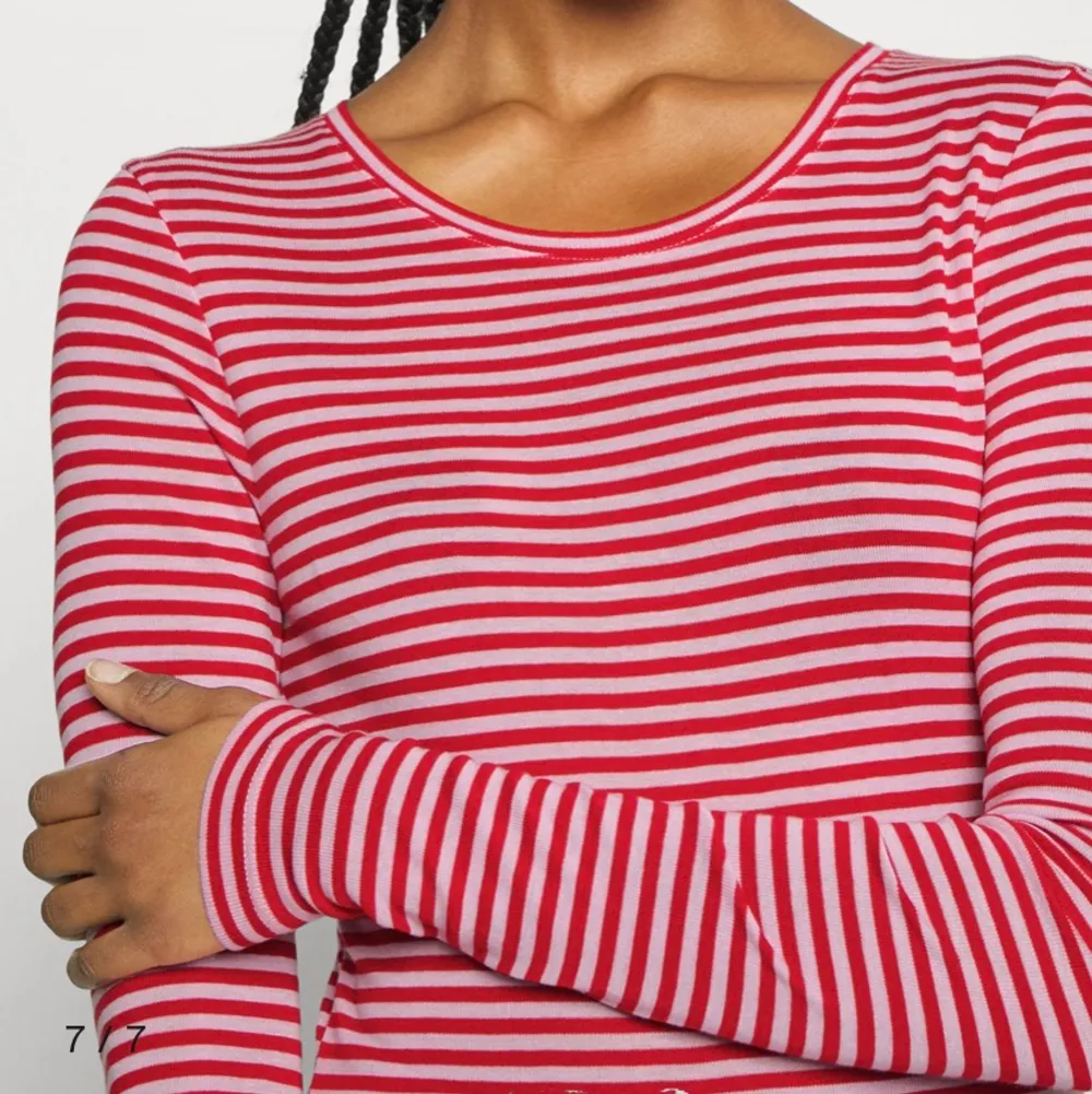 Röd-rosa-randig tröja från mbyM i storlek xs. Knappt använd, nypris ca 300kr. Lånade bilder!. Toppar.