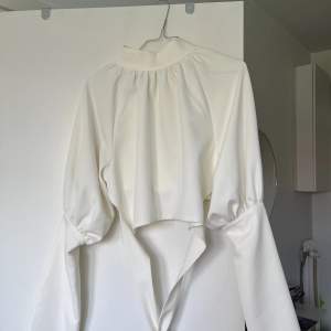 Jättefin blus med halvöppen rygg från Hanna Schönbergs kollektion med NA-KD. Bra material och långa fina ärmar. Köparen står för frakt🌸