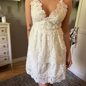 Studentklänning - Såå fin klänning från Dry Lake😍 Tyvärr är den lite för liten för mig i bysten (jag har 75D)! Passar så bra till studenten och midsommar eller som vanlig sommarklänning!! Kan mötas upp i Eskilstuna💕