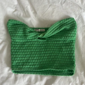 Grön somrig topp - Kollar intresset på denna superfina gröna somriga toppen från pull&bear🌸 Köpt för ca 1 år sedan i Barcelona men har använts max 3gr pga att den är en aning för liten för mig numera. Storlek S men sitter mer som en XS. Hör av er vid frågor🌸