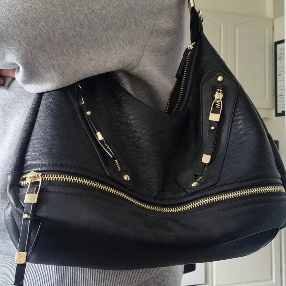 Vintage, världens snyggaste svarta väska, jätte bra storlek och sitter perfekt över axeln 🩷. Väskor.