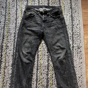 Acne studios 2003 washed out grey 30/32 - Jeansen är mer ljusa i verkligheten. Sitter väldigt rakt en aning loose. Knappt använd. Köptes på deras hemsida för 3200kr. Denna kollektion är nästan slut överallt online 