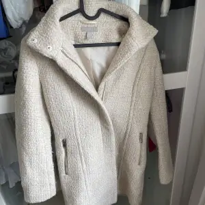 Beige kappa från H&M, lite längre modell