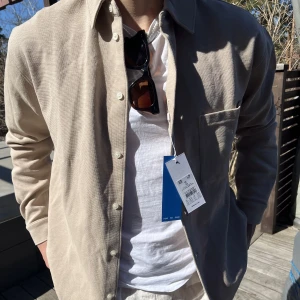 Samsoe samsoe skjorta - Samsoe samsoe skjorta, helt ny, lapp är kvar. Strl S, stor i storlek. Nypris 1299🔥