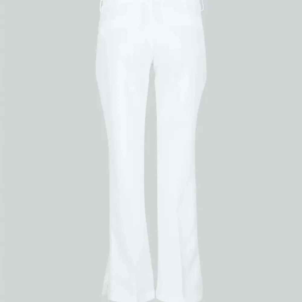 Ett par vita kostymbyxor från bikbok som är lågmidjade med slits otroligt fina men inte fått användning för dem så oanvända😁. Jeans & Byxor.