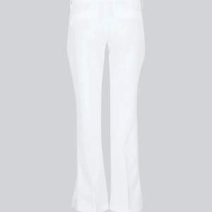 Ett par vita kostymbyxor från bikbok som är lågmidjade med slits otroligt fina men inte fått användning för dem så oanvända😁