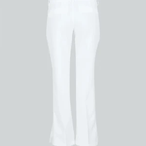 Lågmidjade kostymbyxor vita bikbok - Ett par vita kostymbyxor från bikbok som är lågmidjade med slits otroligt fina men inte fått användning för dem så oanvända😁