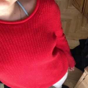 Stickad tröja  - Superfin röd stickad tröja från Ralph Lauren, bra kvalite och sparsamt använd💕 Hör av dig vid frågor