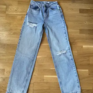 Baggy jeans från NA-KD storlek 34. Aldrig använda endast provat. 
