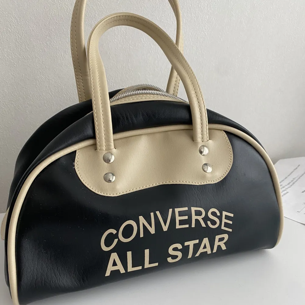 Säljer min converse all star väska då den aldrig kommer till användning. Den säljs inte längre då den köptes för många år sen men har i princip aldrig använts.. Väskor.