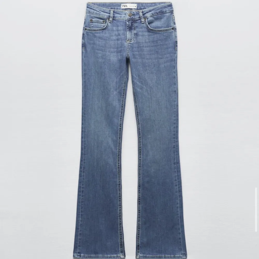 Säljer mina low waist jeans från Zara. Dom är helt nya och i strlk 32💘. Jeans & Byxor.